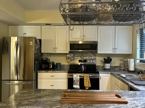 Kitchen - 79 Trailridge Ln, Springfield, IL 62704 photo 2 of 4