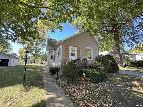 1064 Maple Ave, Galesburg, IL 61401