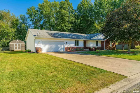 308 Autumn Dr, Dawson, IL 62520