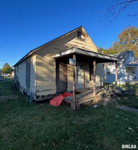 1118 6th St, Lincoln, IL 62656