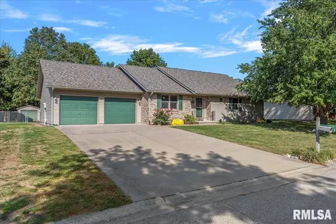 649 Homestead Dr, Glenarm, IL 62536