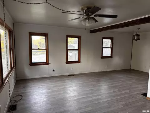 1412 E 5th St, Beardstown, IL 62618 photo 2