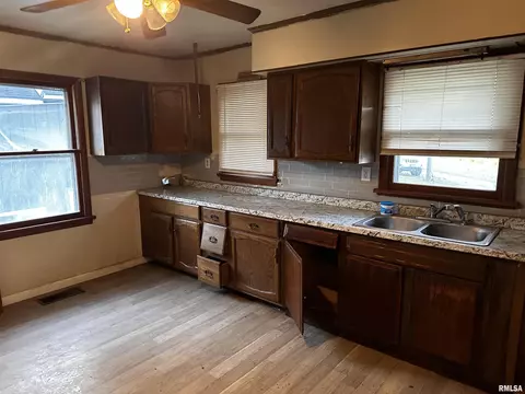 1412 E 5th St, Beardstown, IL 62618 photo 9