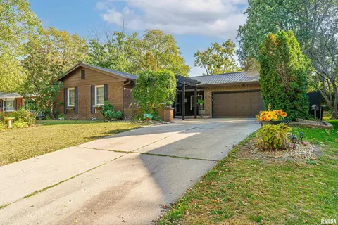 313 Hillside Ln, Bloomington, IL 61701