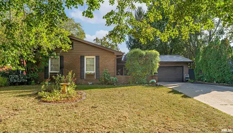 313 Hillside Ln, Bloomington, IL 61701 photo 2