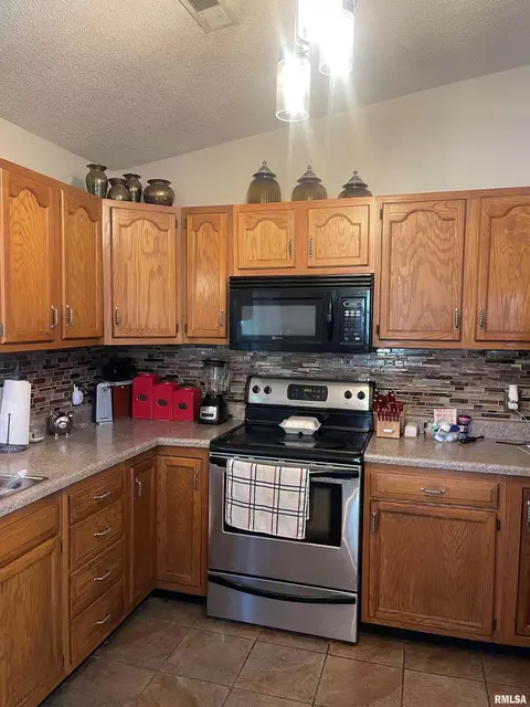 2913 Stokebridge Rd, Springfield, IL 62702 photo 5