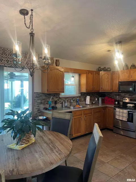 2913 Stokebridge Rd, Springfield, IL 62702 photo 4