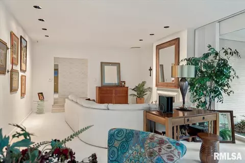 Living - 2170 Wiggins Ave, Springfield, IL 62704 photo 2 of 4