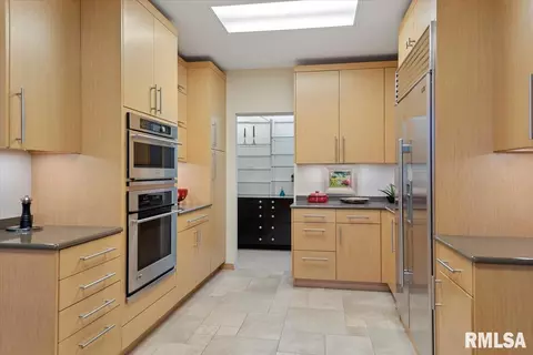Kitchen - 2170 Wiggins Ave, Springfield, IL 62704 photo 4 of 6