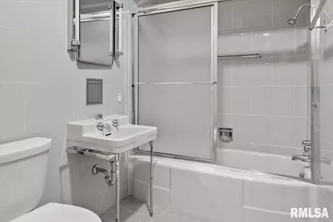 Bath - 2170 Wiggins Ave, Springfield, IL 62704 photo 5 of 6
