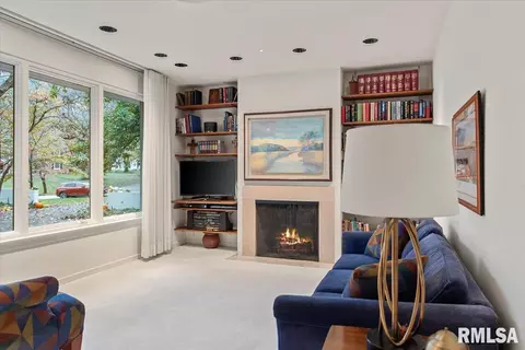Living - 2170 Wiggins Ave, Springfield, IL 62704 photo 3 of 4