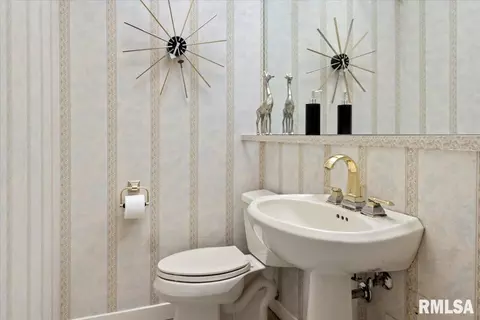 Bath - 2170 Wiggins Ave, Springfield, IL 62704 photo 2 of 6