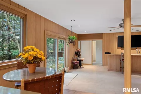 Entry Way - 2170 Wiggins Ave, Springfield, IL 62704 photo 4 of 6
