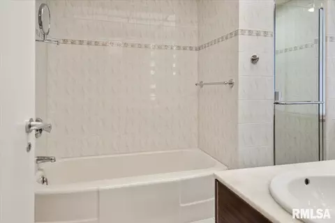 Bath - 2170 Wiggins Ave, Springfield, IL 62704 photo 3 of 6