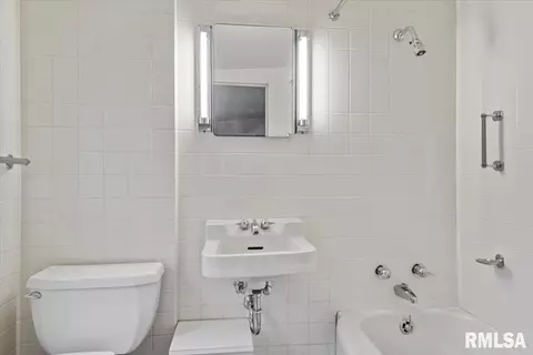 Bath - 2170 Wiggins Ave, Springfield, IL 62704 photo 6 of 6