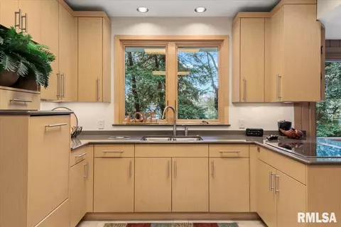 Kitchen - 2170 Wiggins Ave, Springfield, IL 62704 photo 3 of 6