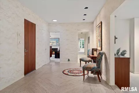 Entry Way - 2170 Wiggins Ave, Springfield, IL 62704 photo 2 of 6
