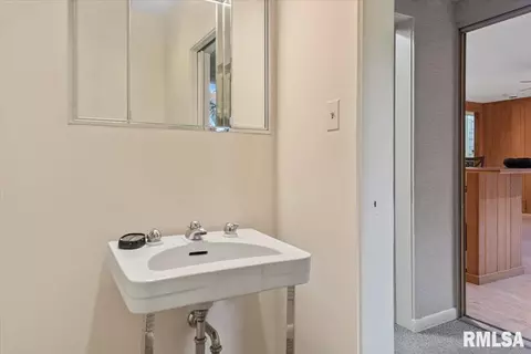 Bath - 2170 Wiggins Ave, Springfield, IL 62704 photo 1 of 6