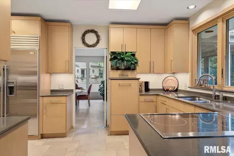 Kitchen - 2170 Wiggins Ave, Springfield, IL 62704 photo 5 of 6