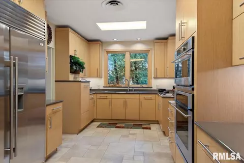 Kitchen - 2170 Wiggins Ave, Springfield, IL 62704 photo 2 of 6