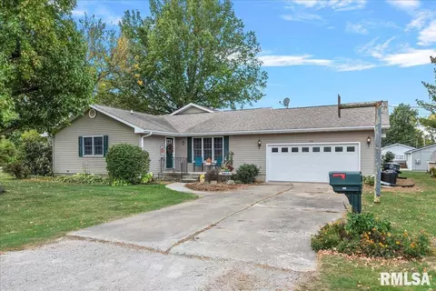 220 Lone Starr St, Nokomis, IL 62075