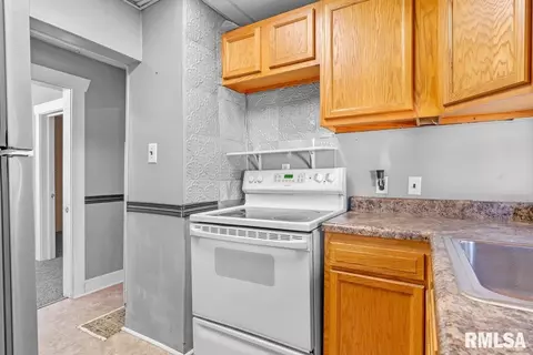 Kitchen - 2069 N 8th St, Springfield, IL 62702 photo 2 of 2