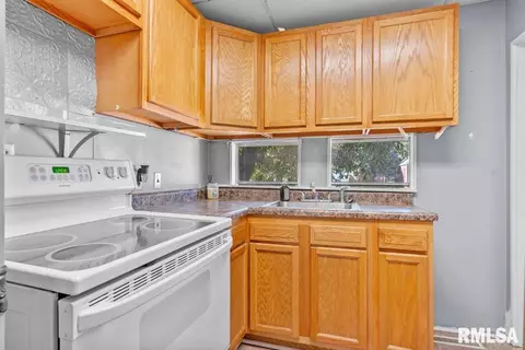 Kitchen - 2069 N 8th St, Springfield, IL 62702 photo 1 of 2