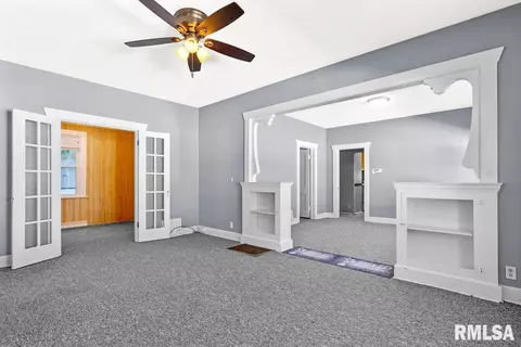 Living - 2069 N 8th St, Springfield, IL 62702 photo 2 of 6