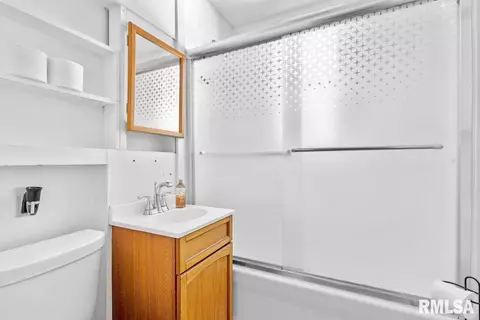 Bath - 2069 N 8th St, Springfield, IL 62702 photo 1 of 1