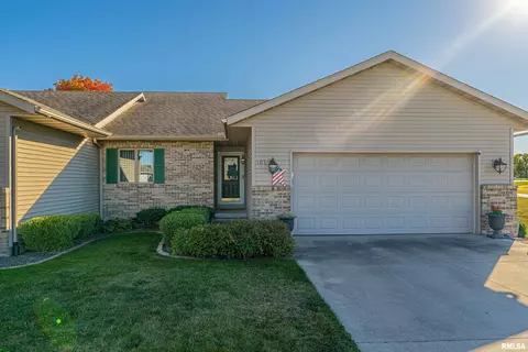 105 Lincolnwood Dr, Lincoln, IL 62656