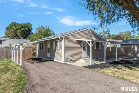 301 S Grand Ave, Chatham, IL 62629