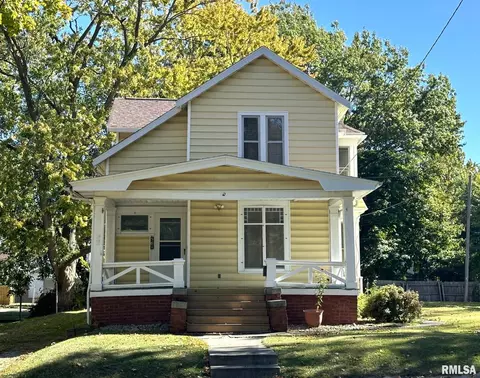 561 N Cedar St, Galesburg, IL 61401