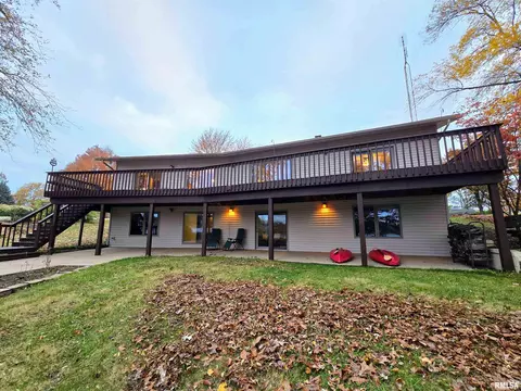 101 Almond Ln, Petersburg, IL 62675