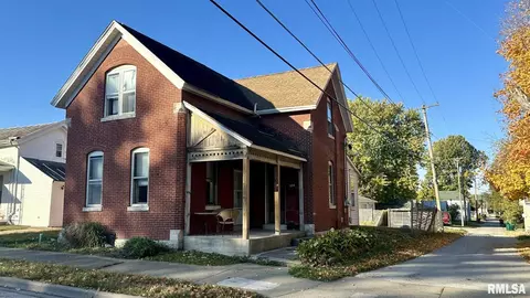 824 S 11th St, Quincy, IL 62301
