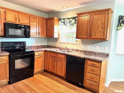 Kitchen - 2409 Cormorant Dr, Springfield, IL 62711 photo 4 of 4