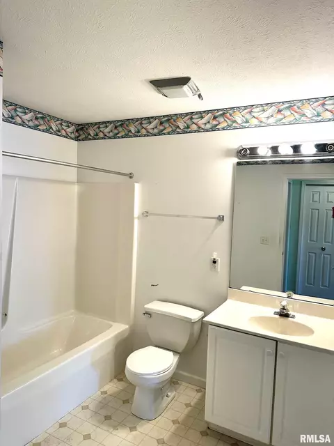 Bath - 2409 Cormorant Dr, Springfield, IL 62711 photo 1 of 1