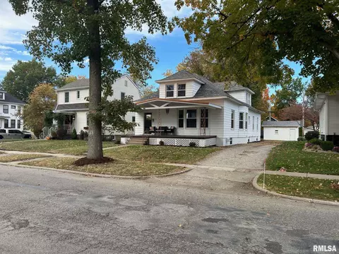 721 W Main Cross St, Taylorville, IL 62568