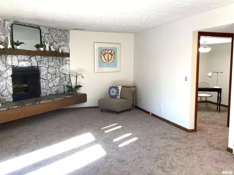 Living - 77 Country Pl, Springfield, IL 62703 photo 2 of 14