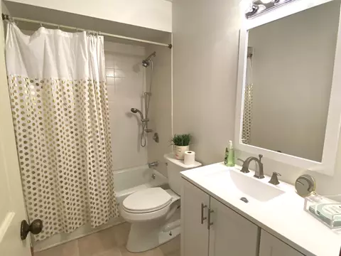 Bath - 77 Country Pl, Springfield, IL 62703 photo 3 of 8