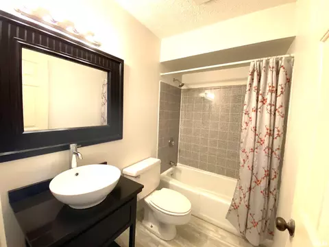 Bath - 77 Country Pl, Springfield, IL 62703 photo 5 of 8