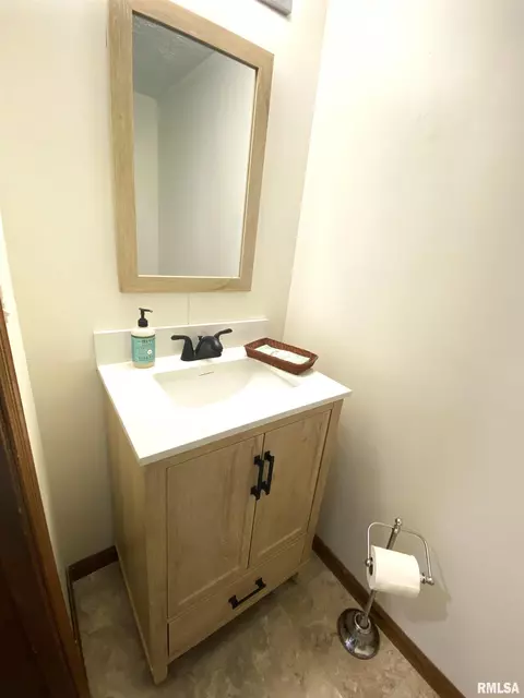 Bath - 77 Country Pl, Springfield, IL 62703 photo 1 of 8