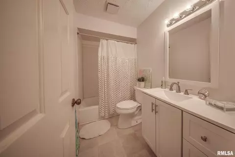 Bath - 77 Country Pl, Springfield, IL 62703 photo 6 of 8