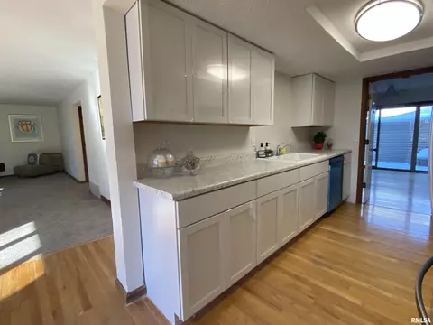 Kitchen - 77 Country Pl, Springfield, IL 62703 photo 2 of 3