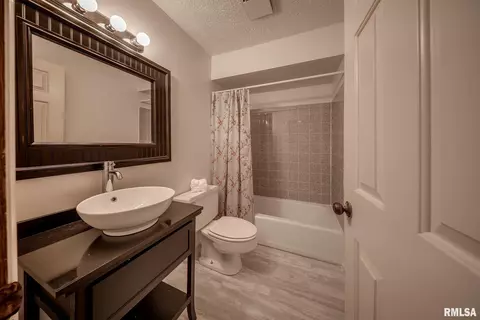 Bath - 77 Country Pl, Springfield, IL 62703 photo 2 of 8
