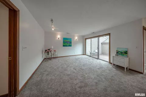 Living - 77 Country Pl, Springfield, IL 62703 photo 13 of 14