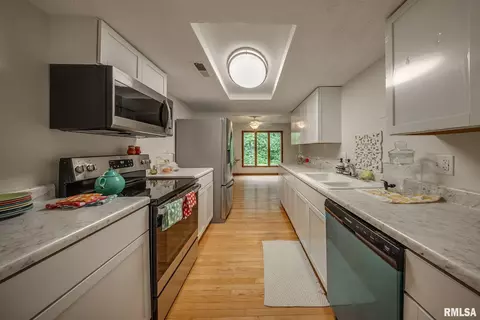 Kitchen - 77 Country Pl, Springfield, IL 62703 photo 1 of 3