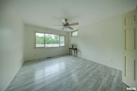 Bedroom - 77 Country Pl, Springfield, IL 62703 photo 10 of 12