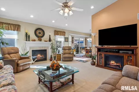 Living - 3516 Glengate Dr, Springfield, IL 62711 photo 3 of 5