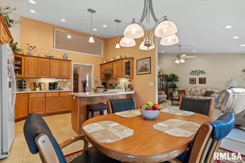 Dining - 3516 Glengate Dr, Springfield, IL 62711 photo 2 of 3