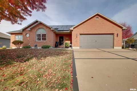 1535 Winsor Dr, Quincy, IL 62305